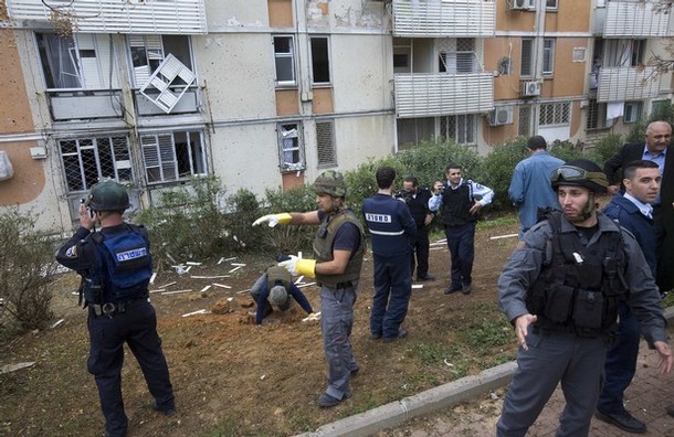المقاومة الفلسطينية تمطر المواقع الصهيونية بعشرات الصواريخ.. وقادة المستوطنين يفضحون عجز الكيان عن حمايتهم