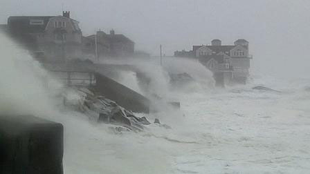 "ساندي" يحصد عشرات القتلى والجرحى ويدخل 15 ولاية اميركية في الظلام ويشل حركة النقل بالكامل