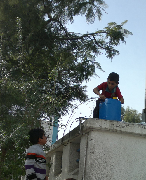 عدسة "العهد" ترصد أحوال نازحي العدوان على غزة في مراكز الإيواء الطارئة
