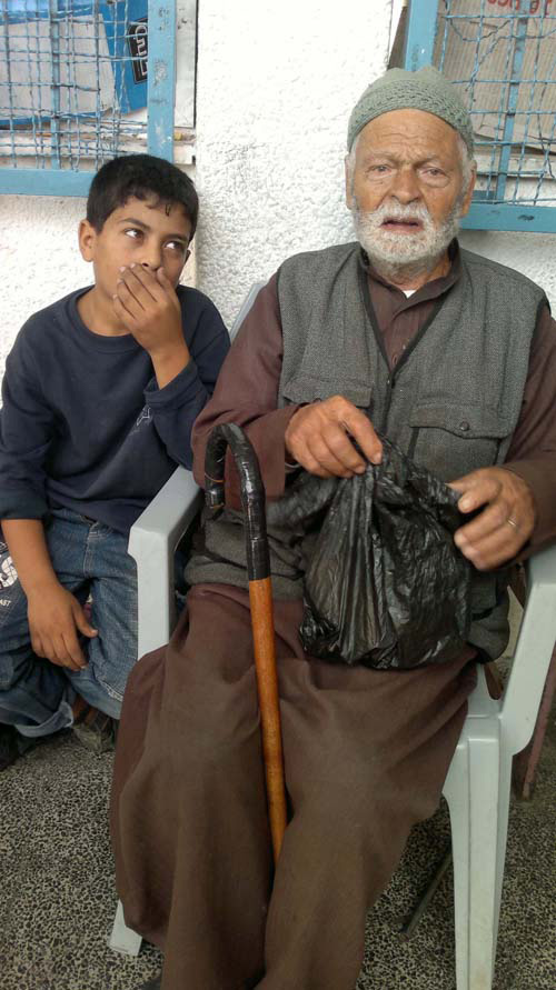 عدسة "العهد" ترصد أحوال نازحي العدوان على غزة في مراكز الإيواء الطارئة
