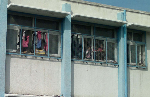 عدسة "العهد" ترصد أحوال نازحي العدوان على غزة في مراكز الإيواء الطارئة
