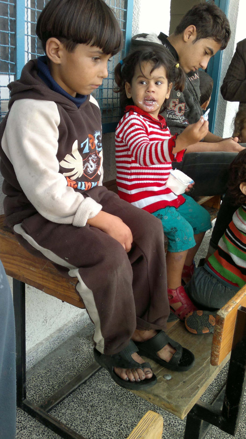 عدسة "العهد" ترصد أحوال نازحي العدوان على غزة في مراكز الإيواء الطارئة
