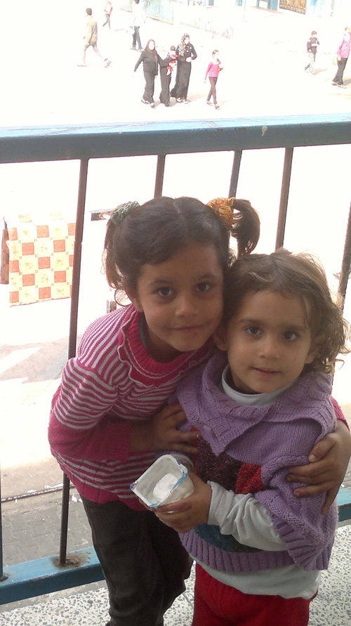 عدسة "العهد" ترصد أحوال نازحي العدوان على غزة في مراكز الإيواء الطارئة
