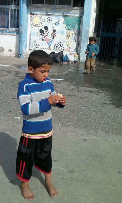 عدسة "العهد" ترصد أحوال نازحي العدوان على غزة في مراكز الإيواء الطارئة
