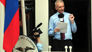 مؤسس "ويكيليكيس" المحاصر في سفارة الأكوادور في لندن "يعاني من مخاطر صحية"