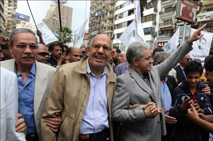 غضب ومظاهرات في الشارع المصري احتجاجاً على قرارات مرسي