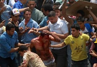 تظاهرات حاشدة في المدن المصرية للمطالبة بإلغاء قرارات مرسي