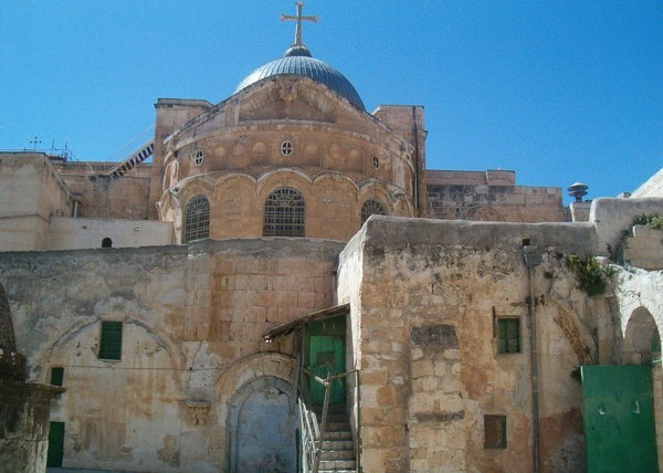 اعتداء اسرائيلي على مقدسات المسيحيين : كنيسة القيامة مهددة بالإقفال