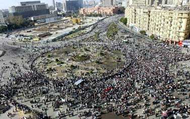 تظاهرات احتجاجية في المدن المصرية...والقوات المسلحة تعلن حيادها في الصراع السياسي 
