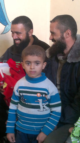 تقديراً للمقاومة وصواريخها .. مواطن غزّي يُطلق اسم "فجر3" على مولوده