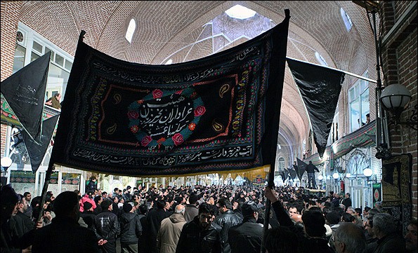 مسيرات حاشدة في إيران التي اتشحت بالسواد تأسياً بمصاب أبي عبد الله الحسين
