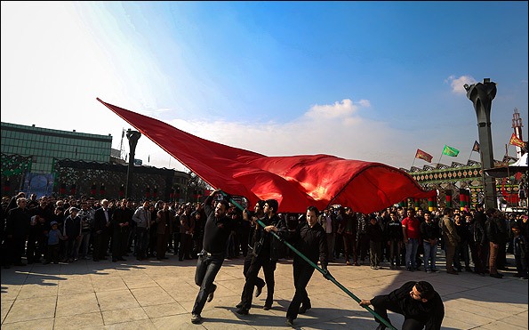 مسيرات حاشدة في إيران التي اتشحت بالسواد تأسياً بمصاب أبي عبد الله الحسين
