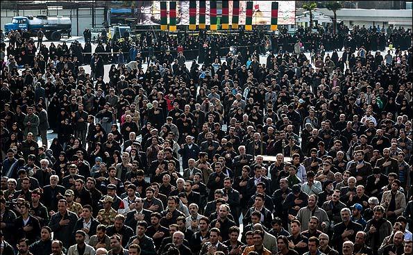 مسيرات حاشدة في إيران التي اتشحت بالسواد تأسياً بمصاب أبي عبد الله الحسين
