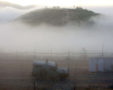 إصابة عربة عسكرية اسرائيلية بداخلها قائد كتيبة الدوريات بنيران من الجانب السوري في الجولان 