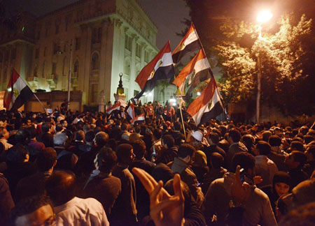 المصريون يحتكمون الى الشارع وسط دعوات للحوار غداً وأنباء عن تغيير مرتقب للحكومة المصرية