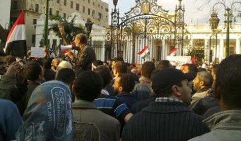 المصريون يحتكمون الى الشارع وسط دعوات للحوار غداً وأنباء عن تغيير مرتقب للحكومة المصرية