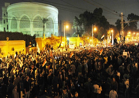 المصريون يحتكمون الى الشارع وسط دعوات للحوار غداً وأنباء عن تغيير مرتقب للحكومة المصرية