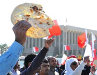 قوات الأمن البحرينة تفرض "حظر التظاهر" بقوة وجمعية "الوفاق" ترفض "مصادرة الحريات"