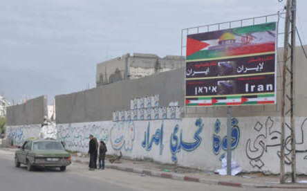 غزة تشكر إيران على طريقتها .. يافطات ضخمة بأربع لغات زينت طرقاتها الرئيسية