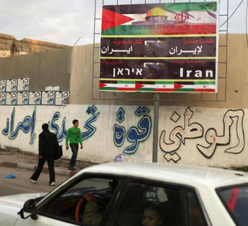 غزة تشكر إيران على طريقتها .. يافطات ضخمة بأربع لغات زينت طرقاتها الرئيسية
