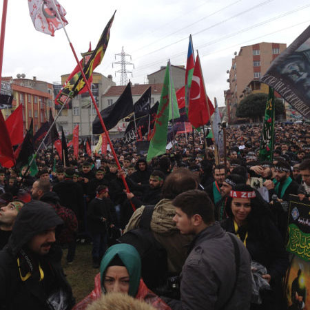 الاتراك يحييون عاشوراء في اسطنبول بمشاركة لاريجاني الذي ثمن انتصار غزة وجدد دعم ايران للمقاومة  