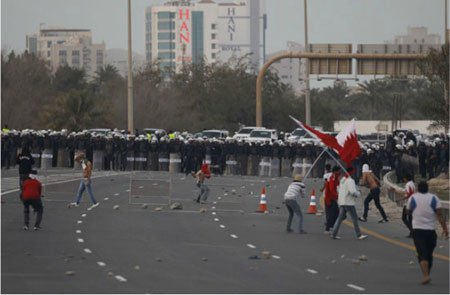 قوات النظام البحريني تقمع بالرصاص مسيرات سلمية خرجت لإحياء عيد الشهداء وسط المنامة 