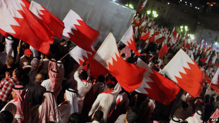 قوات النظام البحريني تقمع بالرصاص مسيرات سلمية خرجت لإحياء عيد الشهداء وسط المنامة 