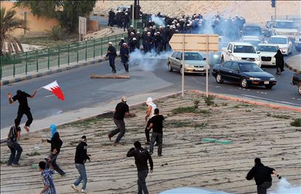 الأمن البحريني يقمع مسيرة خلال توجهها الى المنامة لإحياء "عيد الشهداء"