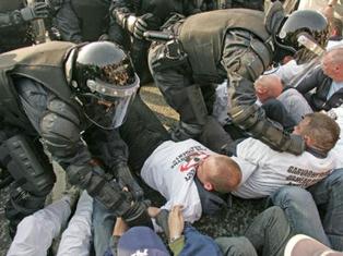 إيرلندا الشمالية: مواجهات عنيفة بين البروتستانت وقوات الأمن في بلفاست