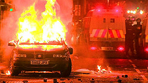 إيرلندا الشمالية: مواجهات عنيفة بين البروتستانت وقوات الأمن في بلفاست