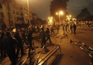 ارتفاع أعداد المصابين بالمواجهات بين معارضي الرئيس المصري ومؤيديه والطرفان يعملان على تعزيز مواقعهما