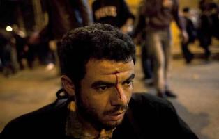 ارتفاع أعداد المصابين بالمواجهات بين معارضي الرئيس المصري ومؤيديه والطرفان يعملان على تعزيز مواقعهما