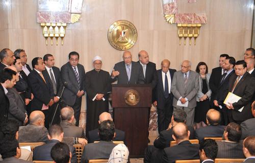 الرئيس المصري يلغي الإعلان الدستوري ويبقي موعد الاستفتاء على الدستور قائماً...والمعارضة ترفض المبادرة