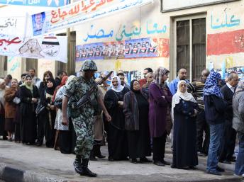 اشتباكات خلال الاستفتاء بمصر والمعارضة: هناك "تزوير"