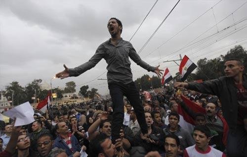 اشتباكات بين مؤيدي ومعارضي الرئيس المصري في محيط قصر "الاتحادية" في القاهرة