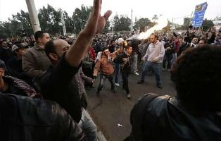 ارتفاع أعداد المصابين بالمواجهات بين معارضي الرئيس المصري ومؤيديه والطرفان يعملان على تعزيز مواقعهما