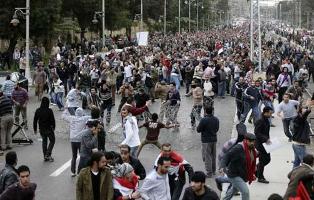 ارتفاع أعداد المصابين بالمواجهات بين معارضي الرئيس المصري ومؤيديه والطرفان يعملان على تعزيز مواقعهما