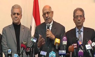 اشتباكات خلال الاستفتاء بمصر والمعارضة: هناك "تزوير"