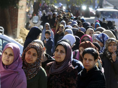 25 مليون مصري للاستفتاء على مشروع الدستور والسلطات تمدد التصويت 