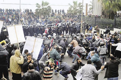 25 مليون مصري للاستفتاء على مشروع الدستور والسلطات تمدد التصويت 