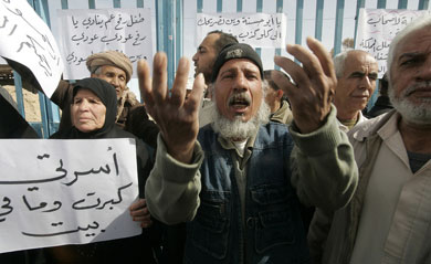 اتهموها بالتآمر .. غزيّون يغلقون مقرات "الأونروا" الخاصة بإعمار المنازل المدمرة