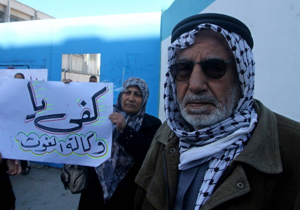 اتهموها بالتآمر .. غزيّون يغلقون مقرات "الأونروا" الخاصة بإعمار المنازل المدمرة