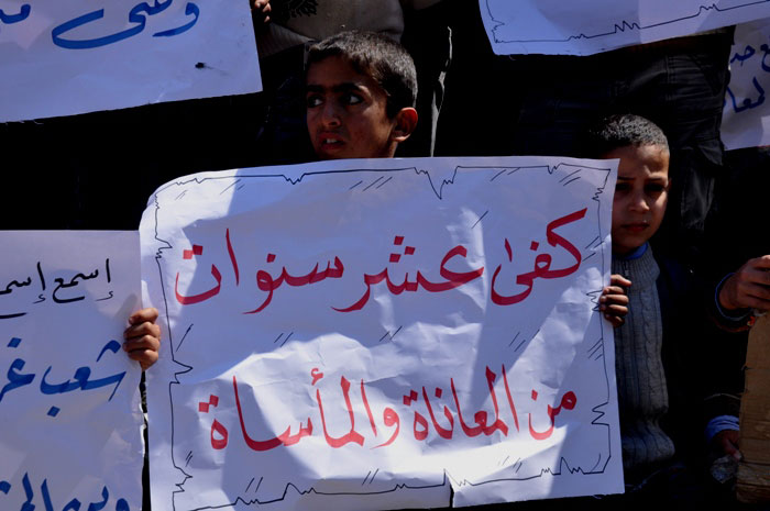 اتهموها بالتآمر .. غزيّون يغلقون مقرات "الأونروا" الخاصة بإعمار المنازل المدمرة