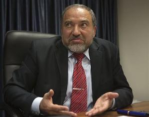 ليبرمان يعلن إستقالته بسبب "إساءة الائتمان" 