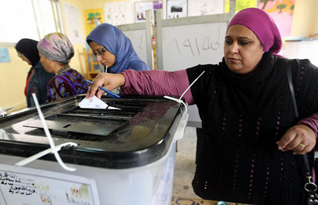 تواصل فرز نتائج الاستفتاء على دستور مصر وسط اعلان كل من الموالاة والمعارضة عن فوزها