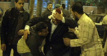 استمرار الاحتجاجات ضد الاعلان الدستوري والمعارضة تدعو الى مليونية "الدم المصري حرام والشرعية للشعب" غداً في ميدان التحرير