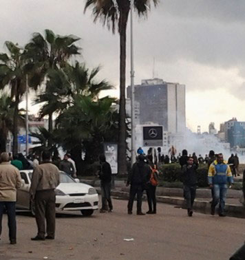 37 مصابا والاشتباكات تتراجع بين مؤيدين ومعارضين لمرسي بالإسكندرية