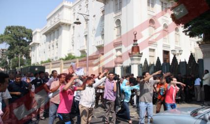 تظاهرات حاشدة أمام القصر الرئاسي تجبر مرسي على مغادرته