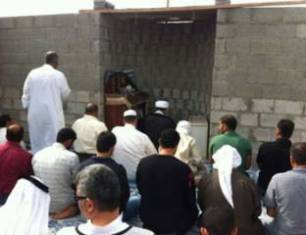 بحرينيون يصلون على انقاض مساجد هدمتها السلطات