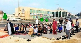 بحرينيون يصلون على انقاض مساجد هدمتها السلطات